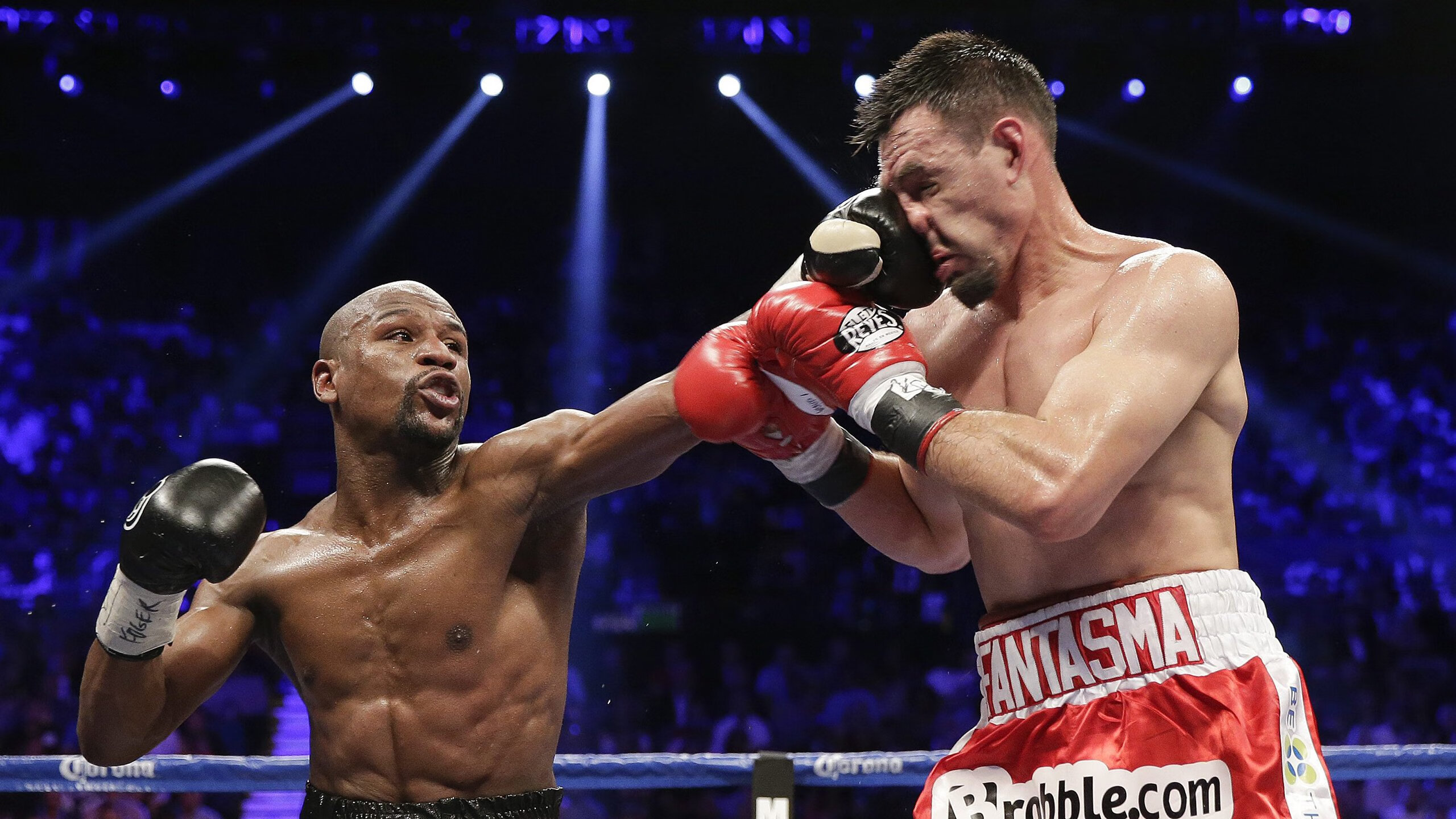 湖人赛前动员现场照片曝光充满斗志，湖人出场超燃